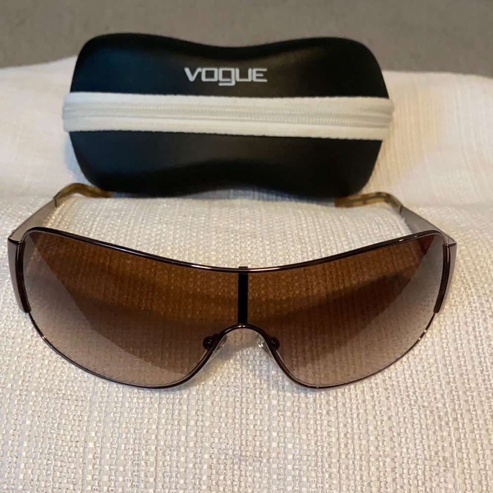 Vogue woman’s sunglass